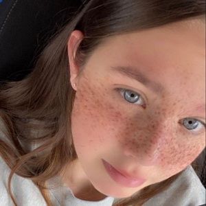 Meet your Posher, Alexia